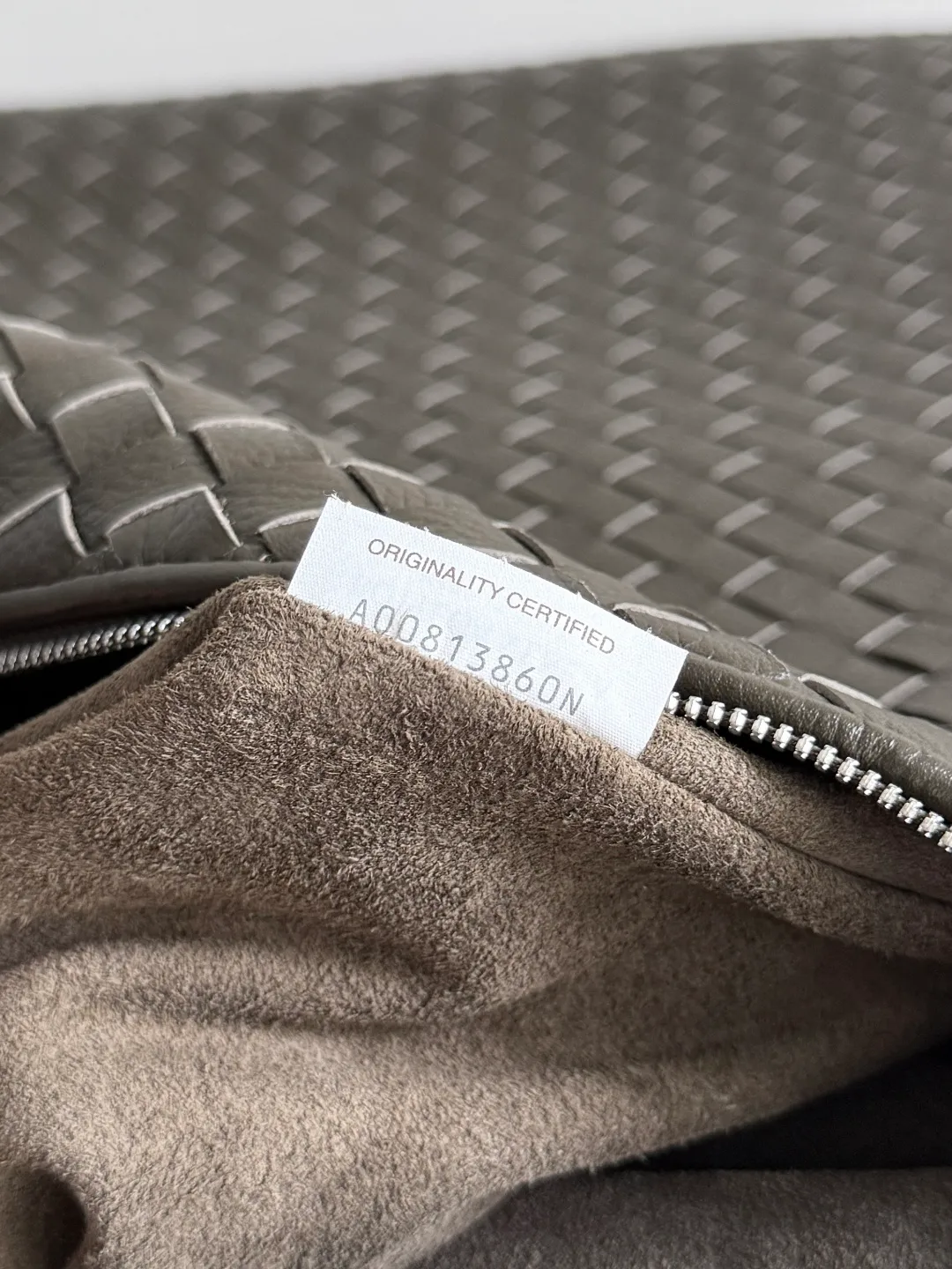 Batch 3280 BOTTEGA VENETA's new Traveler deerskin series is here! The travel season is coming soon, and I believe you must need a large-capacity and simple bag. This new Traveler is very in line with the current travel craze. The whole bag is designed with deerskin and is made of the highest quality leather. It feels tougher to the touch. The super large capacity is suitable for short trips. Traveling with friends and family does not require carrying heavy luggage. It is also very convenient for friends who often travel for work. You can carry two changes of clothes and a computer with you. It also comes with an adjustable shoulder strap to free your hands. Style number: 806976 Size: 58*46*10cm